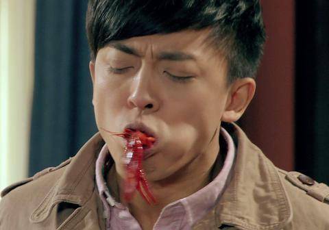 原创36岁贾乃亮近照曝光又黑又瘦被强吻告别极挑翻新篇