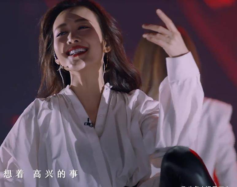 滑稽的是,就在王鸥和左小青说这话的时候,那英手拿着话筒并没有配合她