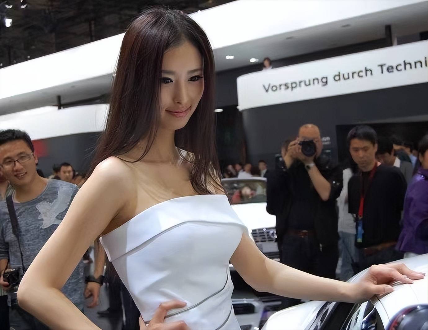 第一车模翟凌遭前男友报复屡曝不雅视频后嫁豪门终获幸福