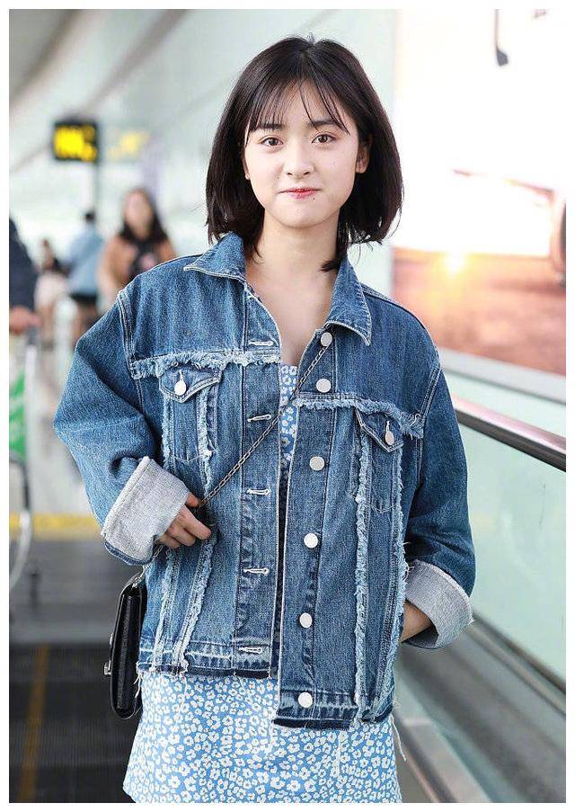 160cm的沈月新造型现身机场,波波头短发搭连衣裙,美出了新高度_发型