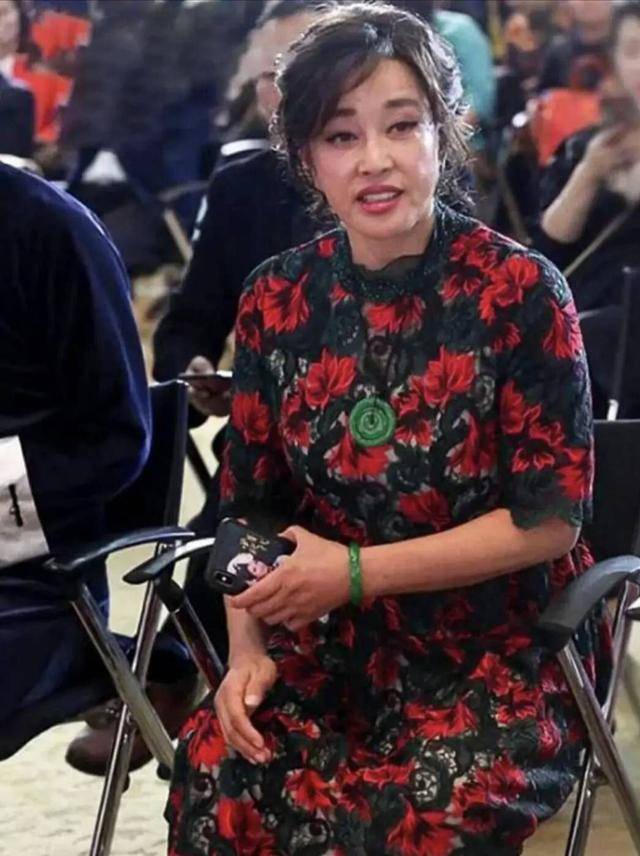 64岁刘晓庆老的真实,身穿绣花裙发福显胖,皱纹明显,神态疲惫