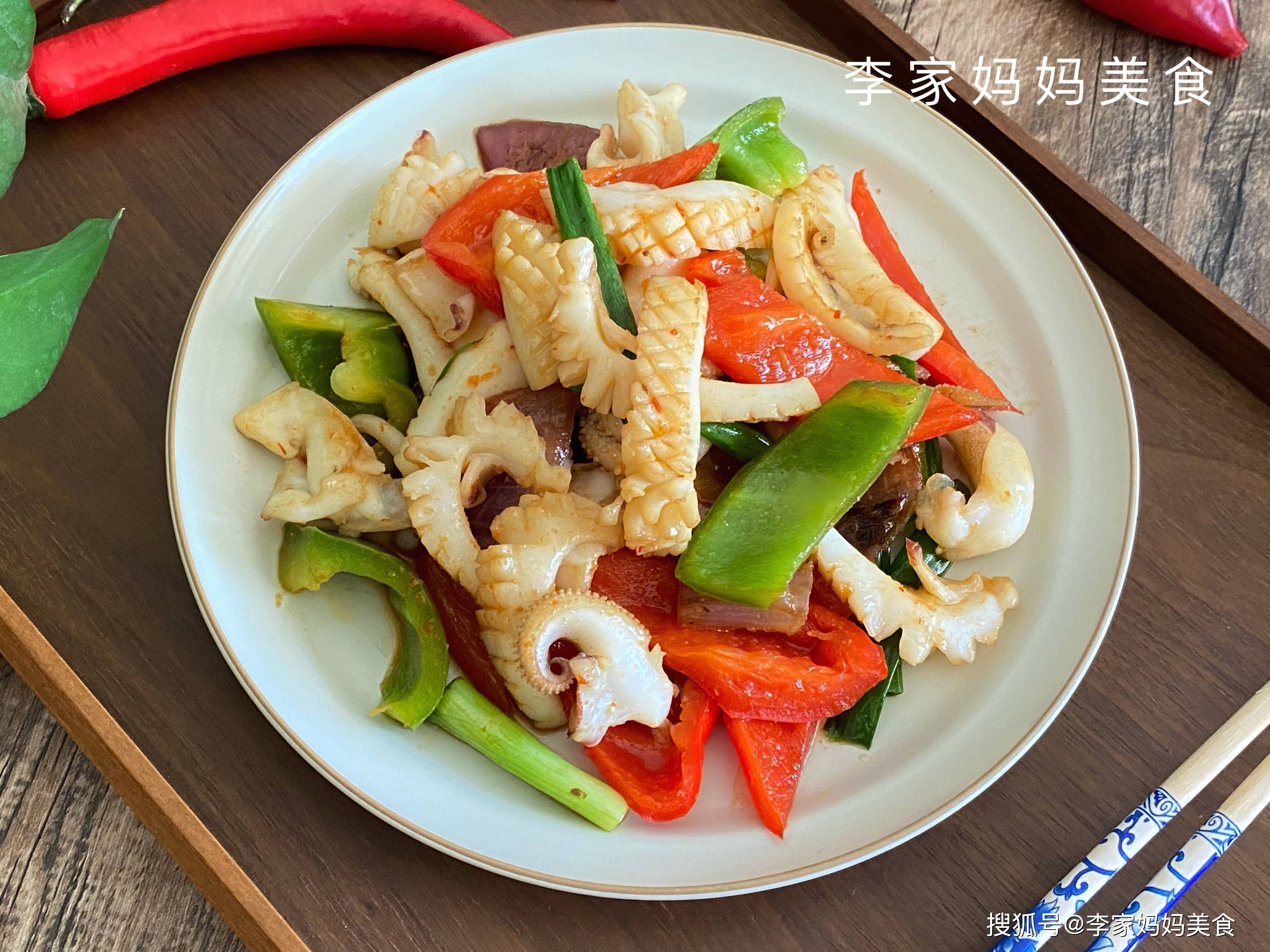 【食材】:墨鱼,洋葱,青辣椒,红辣椒,葱,姜,胡椒粉,生抽,甜辣酱,盐