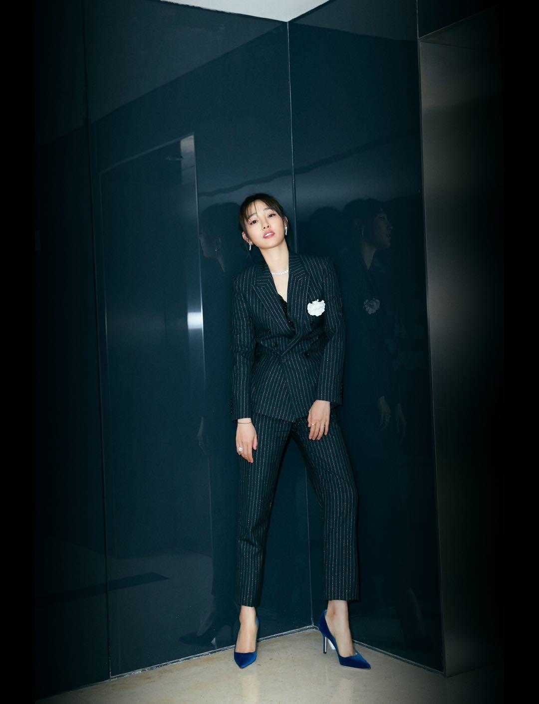 原创白百何靠的不是尤物身材但穿薄纱深v领露背连衣裙又确实有料