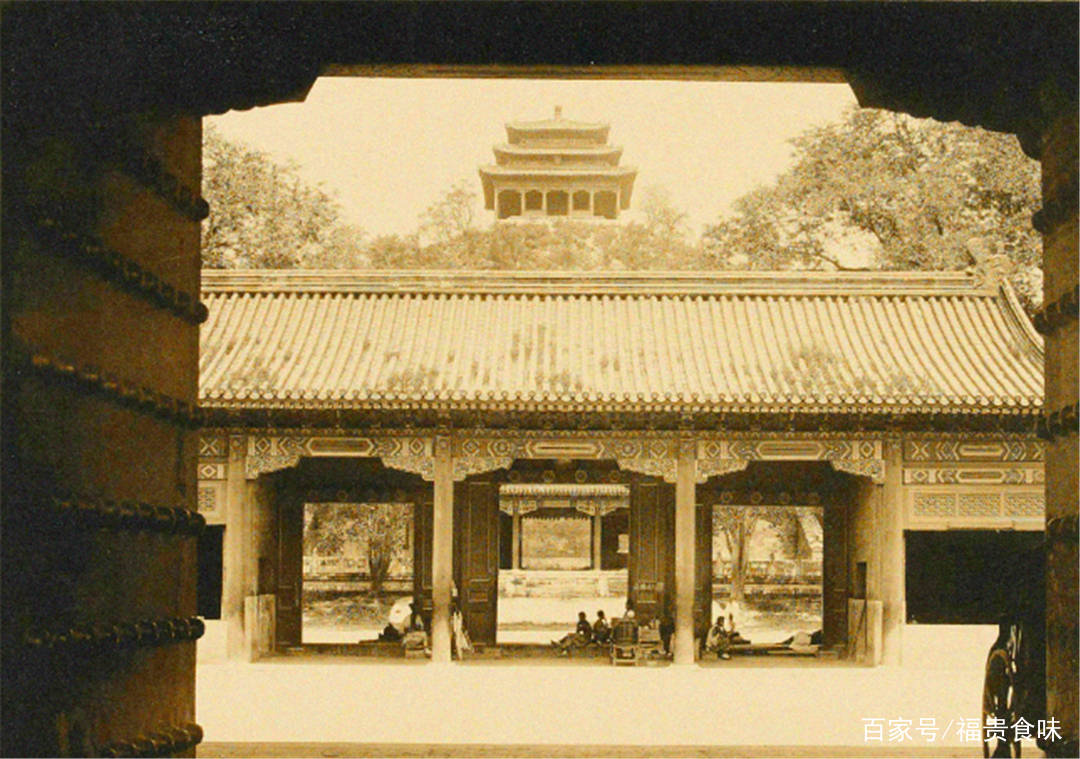 原创100年前紫禁城老照片太和殿陈设精雕细刻院子里的杂草野长