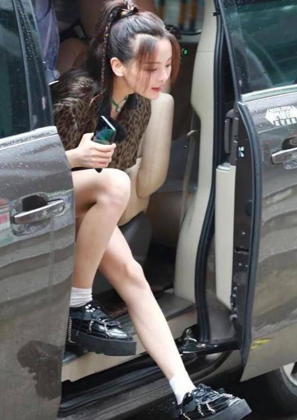 原创杨超越下车照被疯传看清她抬腿状态直男都动心了