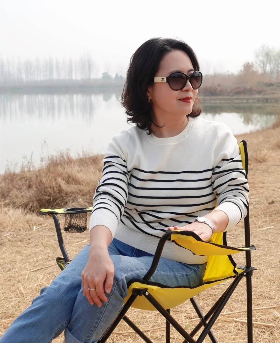 女人过了五十岁,这样穿衣时髦又大方,虽不年轻但却穿出好气质_颜色_裙