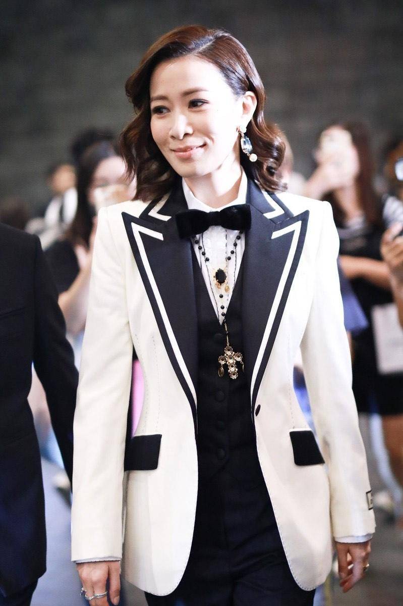 原创佘诗曼终于换风格穿白色西装内搭马甲套装复古卷发美出新高度