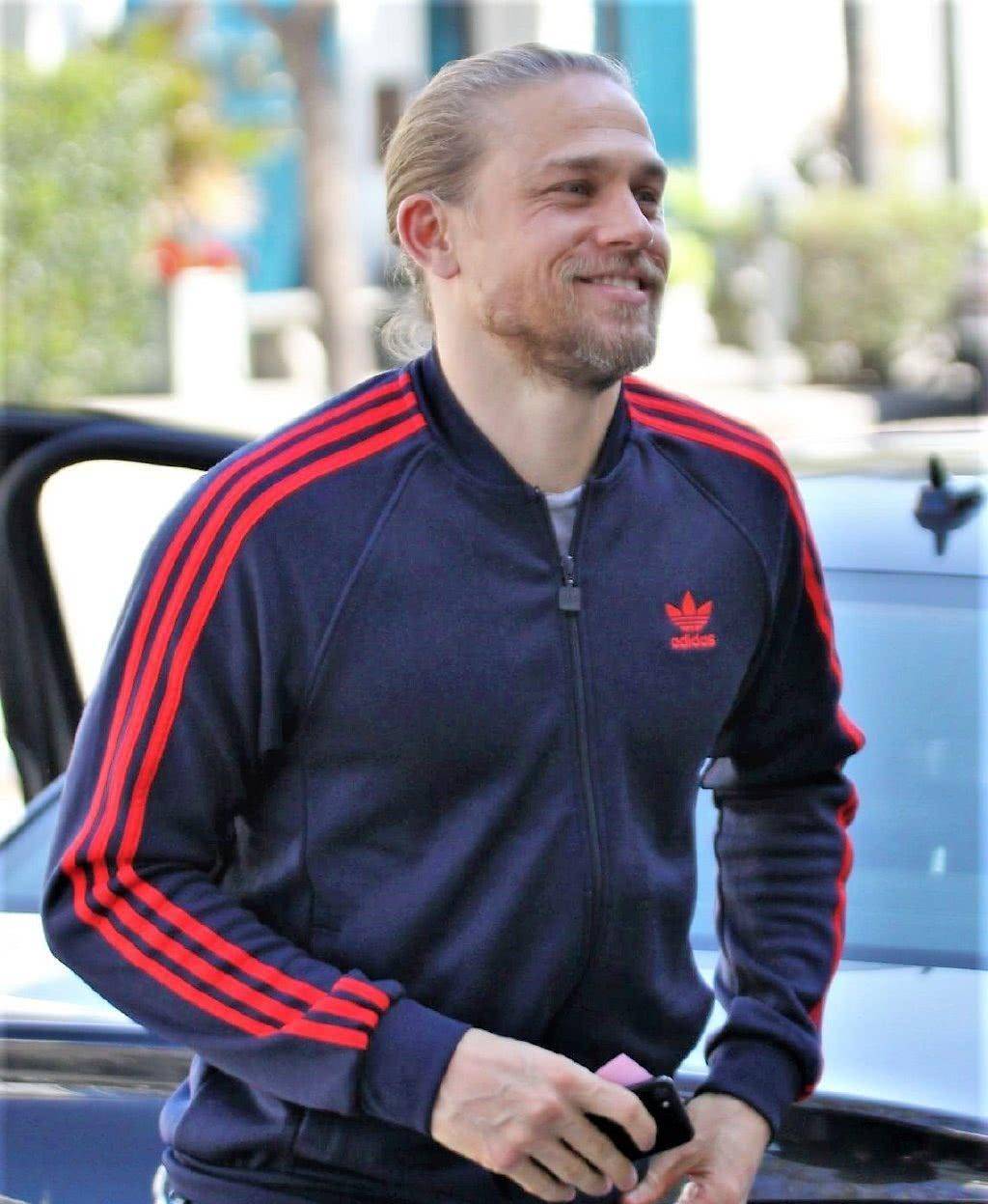 原创40岁查理汉纳姆出街照曾错失环太平洋2男主转眼已成大叔