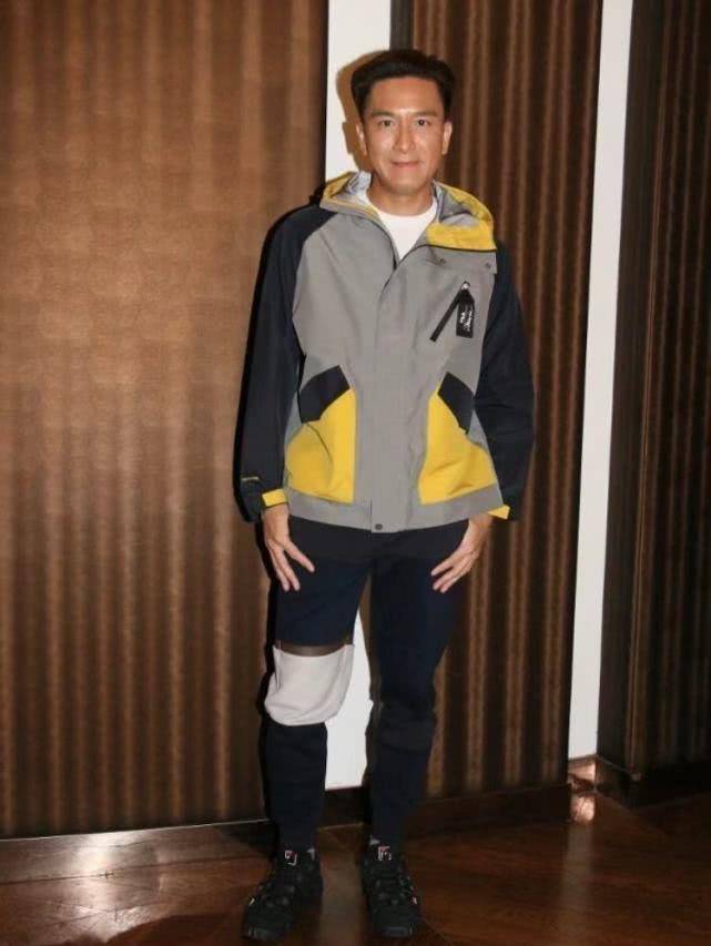 情商极高的马国明回应称"我觉得她只是在keep fit(保持身材)吧",言语