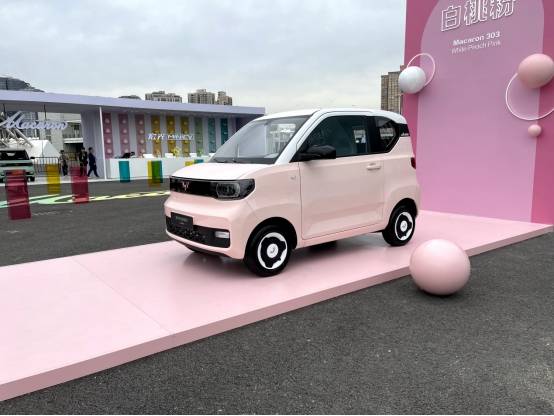 五菱又雙一款微型電動車曝光宏光miniev更小更科幻