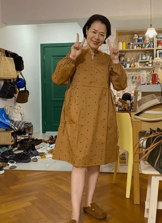 原创这才是50岁女人该有的穿搭自信优雅显年轻没有腰线也很显高