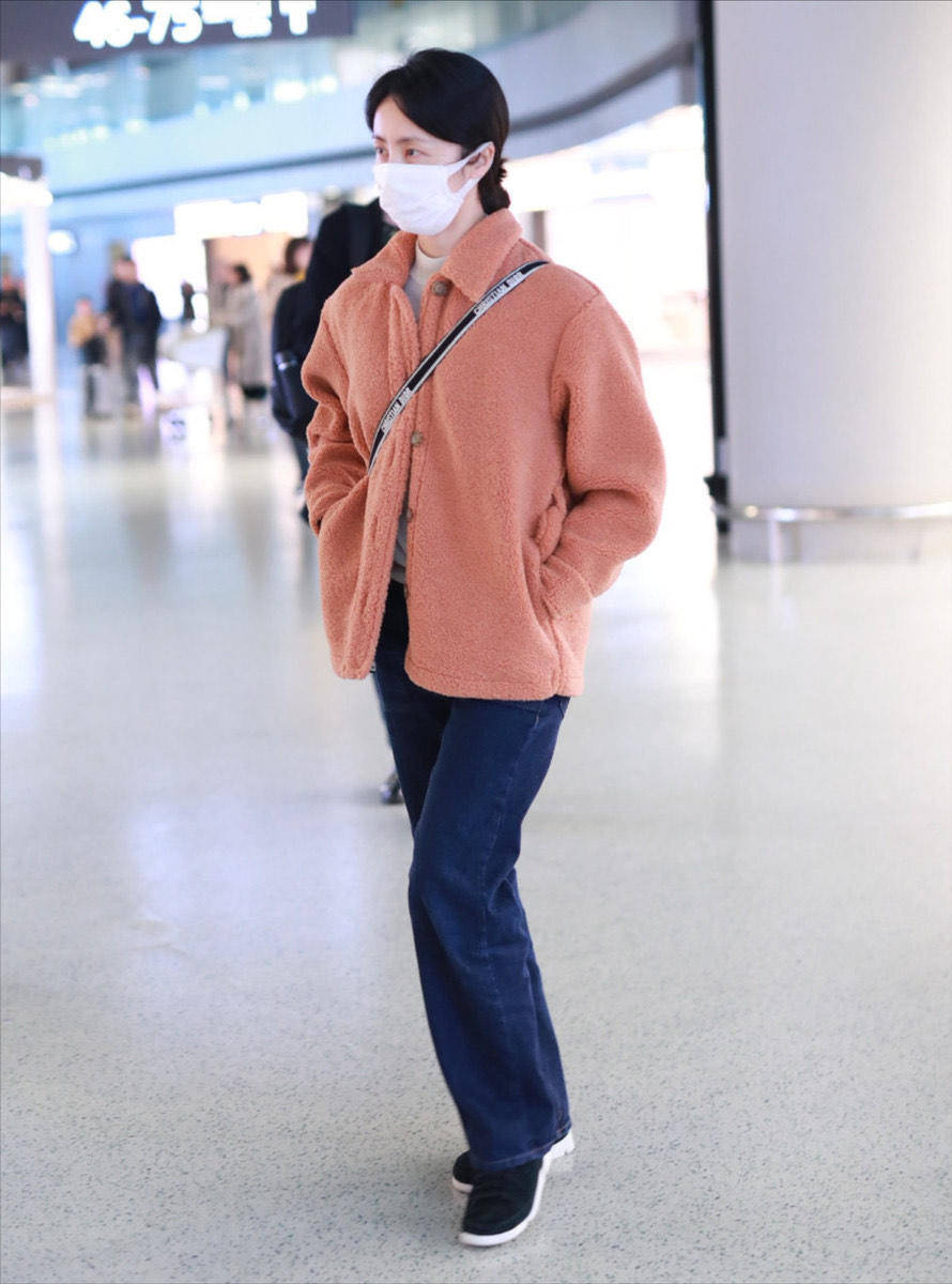 真欣赏孙莉的低调穿羊羔毛外套配牛仔裤就走机场了素颜更显嫩