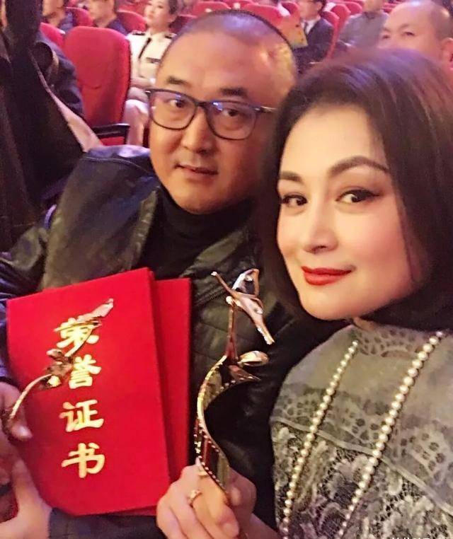 而在与同班同学张学松结婚后,于月仙仍然背负着照顾弟弟的重任.