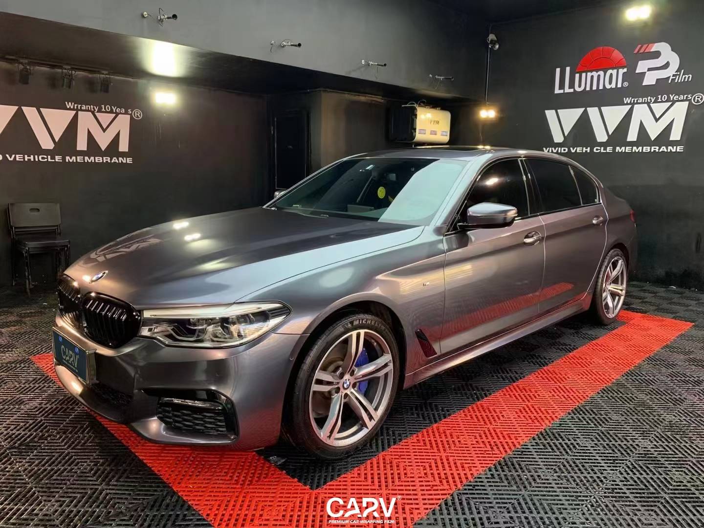 宝马5系卡孚改色膜白金超亮金属深邃灰