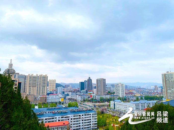 吕梁市区雨后美景