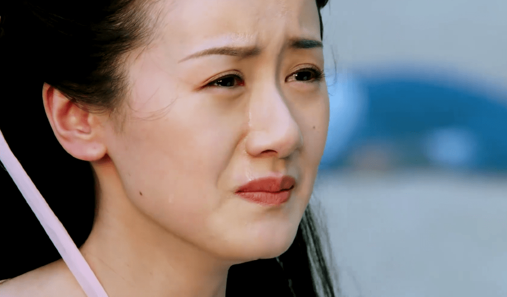 不过也有网传消息说袁冰妍在片场各种滴眼药水,来配合哭戏,不过依照她