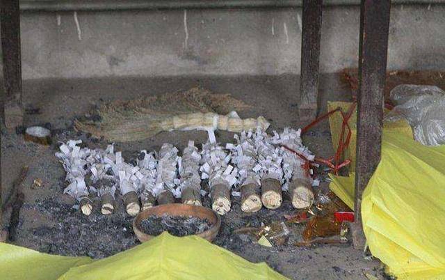 就是一年之丧,所以"杖期"的意思就是期服用杖,就是说,一年内要用丧棒