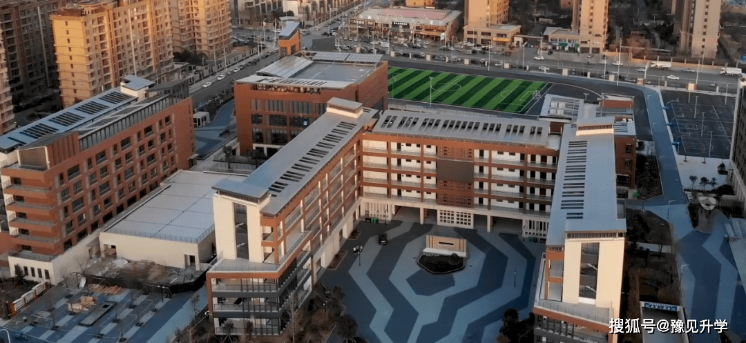 学校介绍郑州市郑开学校是郑州市教育局举办的直属高中,是郑州外国语