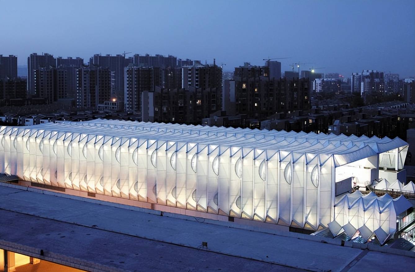 建筑断面形式构建车站架构,并辅以膜结构和聚碳酸酯材料板材作为屋面