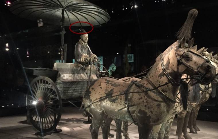 武士俑也罢,跪射俑也罢,包括驾驶战车的"老司机俑",头上只戴着一种