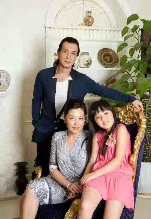原创李咏遗孀新年晒美照哈文穿红马甲真喜庆18岁女儿比她还时髦