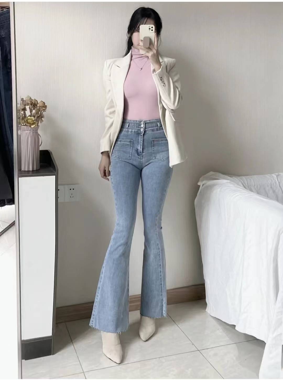 原创浅蓝色牛仔裤配什么颜色上衣好看浅蓝色牛仔裤配什么鞋子