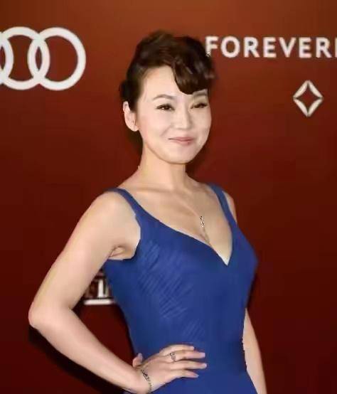 50岁闫妮有着30岁的身材,穿深v吊带裙身形挺拔,贵妇发型太显老_剪裁