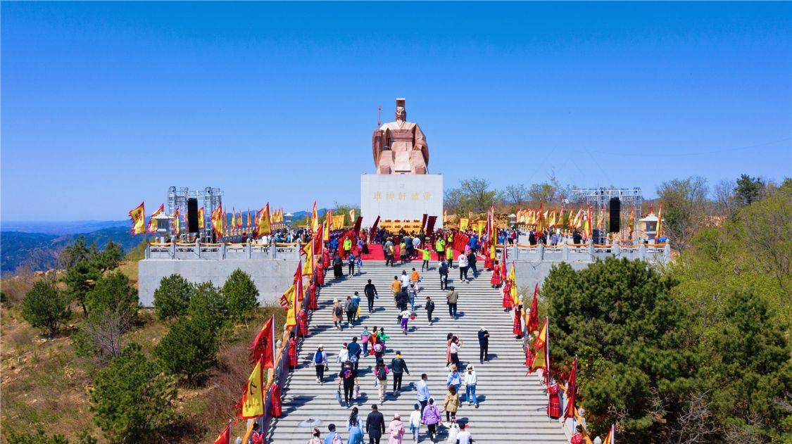 原创亲子游好去处车神架穿汉服赏花看景轩辕广场祈福求平安