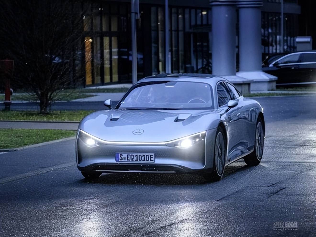 奔驰最新电动车跑了1000km所剩电量还有15