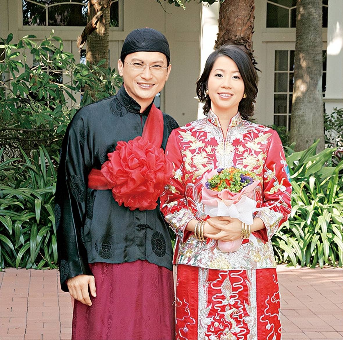 4月19日,港媒曝光陈锦鸿妻子杜雯惠近照,杜雯惠独自一人到药店及超市