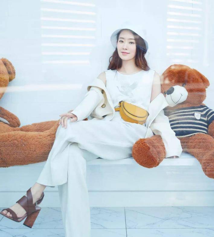 原创张小斐带火了自己的穿搭简单牛仔裤配印花衬衫看不出有34岁