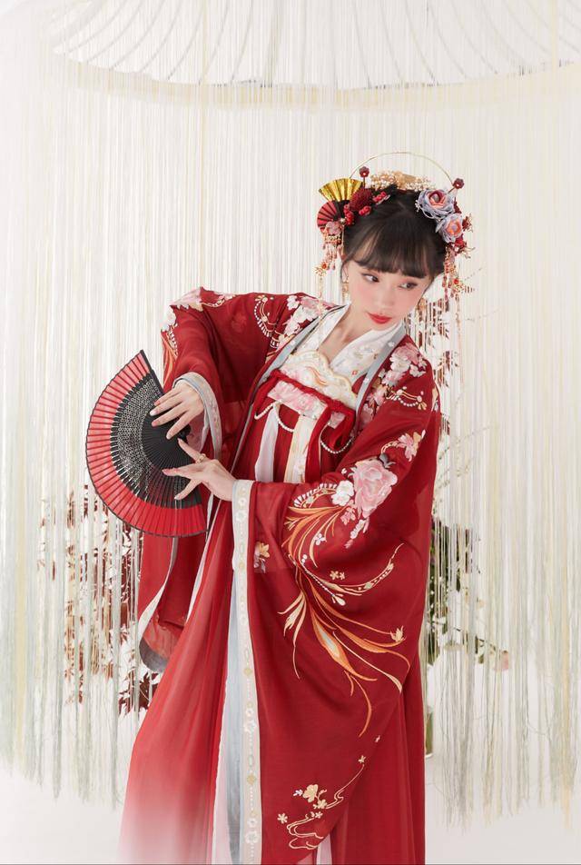 简约,能够日常穿出门的款式的话,可以考虑一下这种红白配色的齐胸汉服