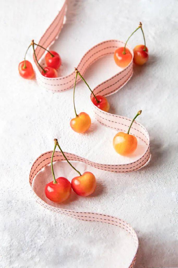 唐朝称樱桃为"含桃","莺所含食,故言含桃".