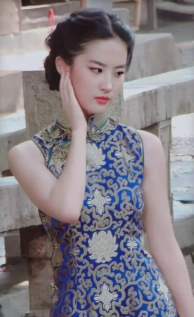 原创16岁的刘亦菲太绝色穿蓝金旗袍复古典雅网友黄金腰臀比