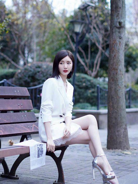 毛晓彤穿一件西装连衣裙,秀出了她的完美身材,真的是太美了!