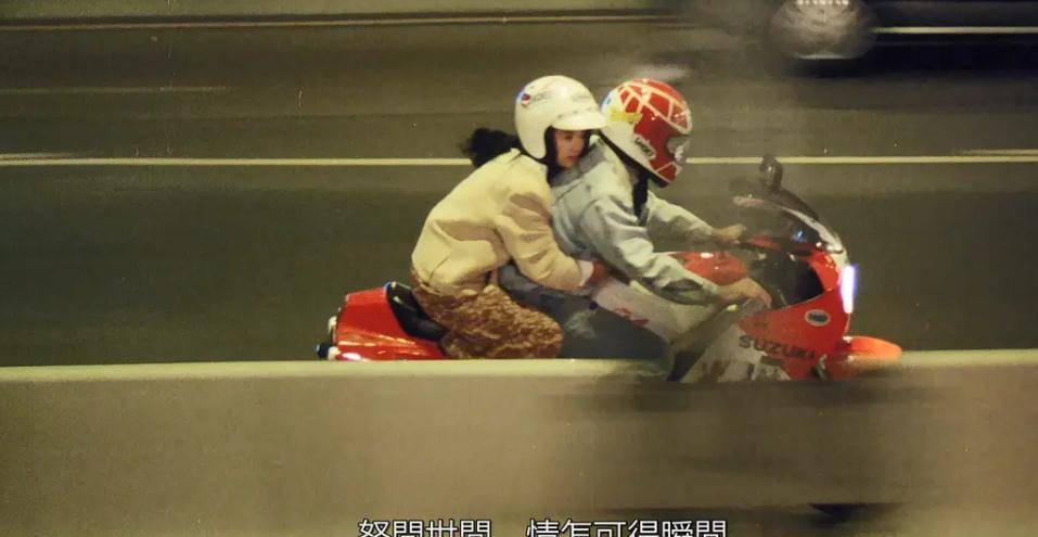 比如剧中出现的仿照《天若有情》中刘德华骑摩托车带人的镜头,就给人