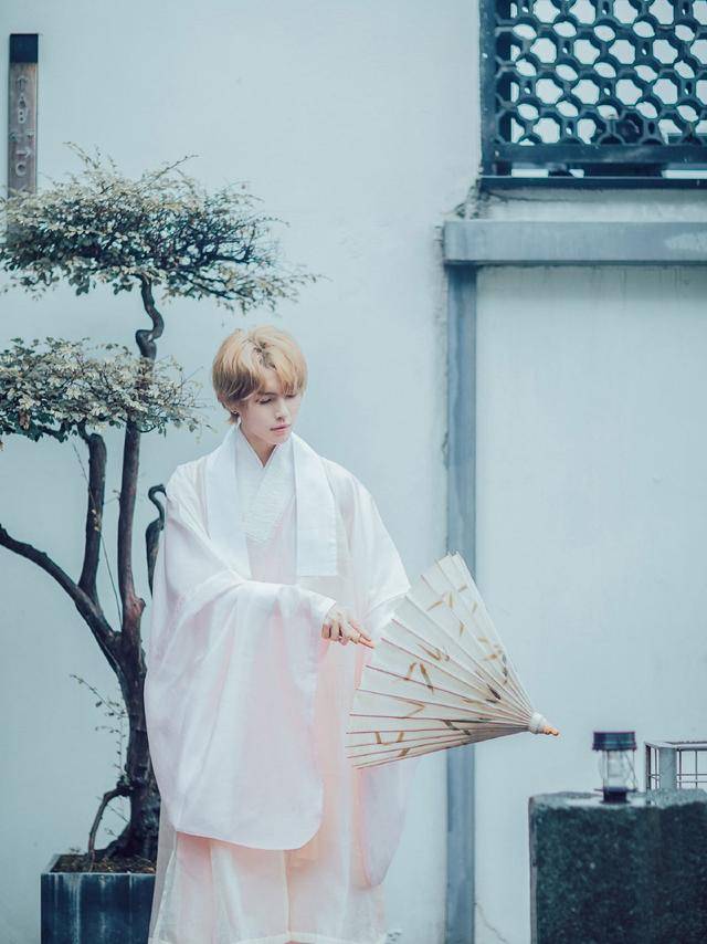 试的汉服新穿搭,但如果皮肤较黑或是身材比较魁梧的男生,还是不推荐进