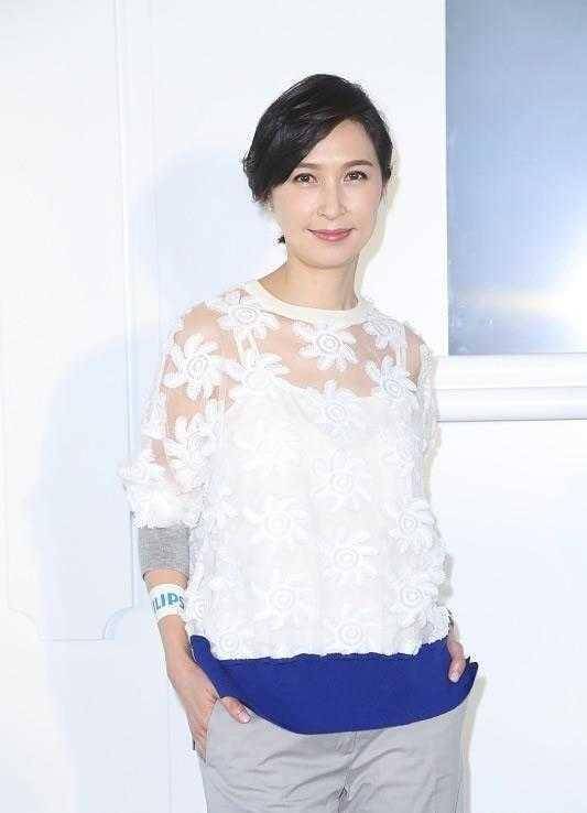 原创郭蔼明真是被刘青云宠上天53岁还是年轻模样身材纤细太美了