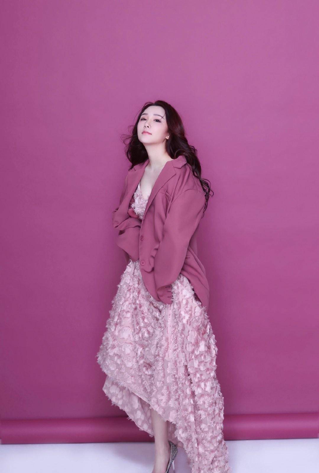 曾是孟美岐和吴宣仪的队友,今被老板求婚,江璟儿凭爱情逆袭_娱乐_公司