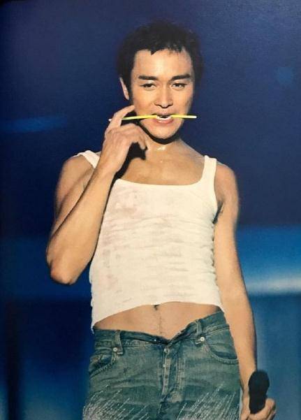 张国荣有多会穿白色卫衣搭牛仔裤上衣打个结小肚腩抢镜