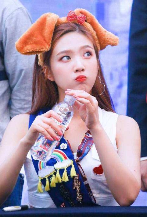 原创24岁朴秀荣太可爱了黑长直齐刘海配粉色外套少女的感觉有没有