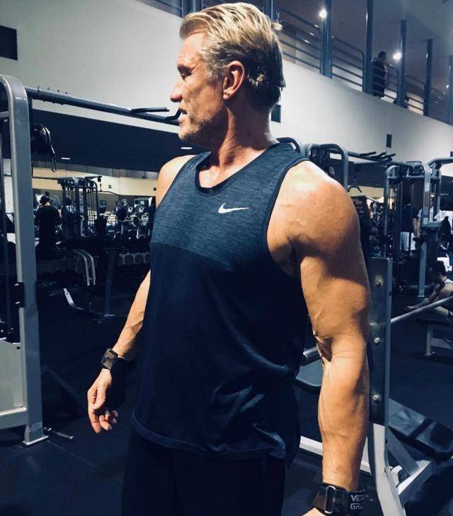 《敢死队》中硬核老炮,63岁迎娶23岁娇妻,健身让你时刻逆袭_肌肉