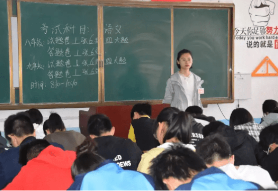 女老师首次监考，黑板上写的字让人哭笑不得，学生调侃还有这好事