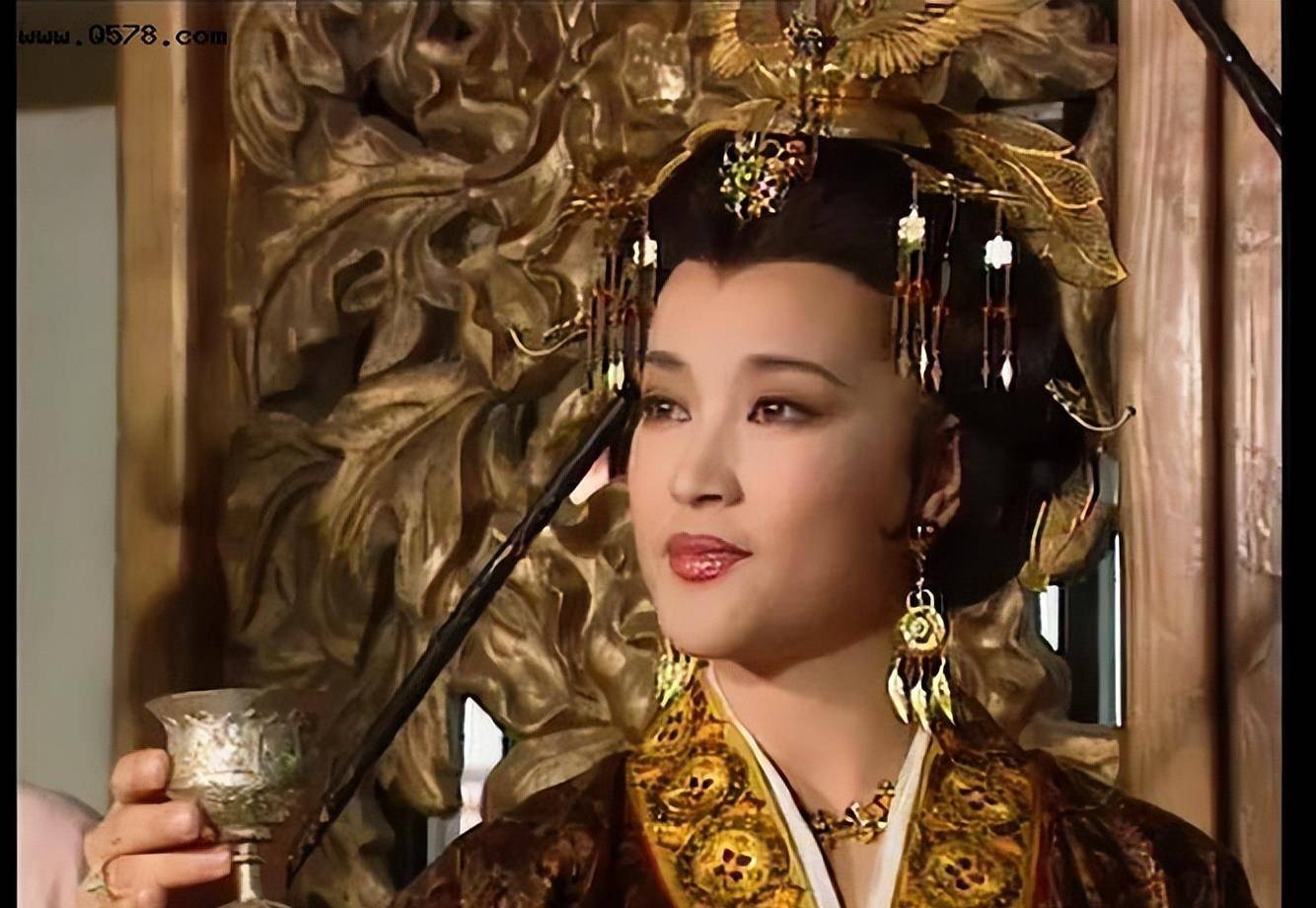 64岁刘晓庆穿西装美出新高度，不料这个细节暴露缺点_鼻孔
