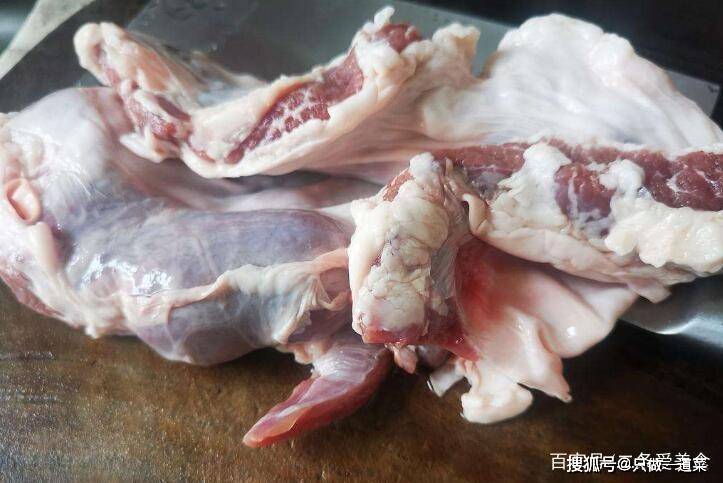 隔山肉又叫挡风肉,位于猪的腹部,是一头连着猪肝一头连着猪肺的长条肉