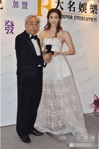 卖身为父还债,竟和大51岁富豪爷孙恋_何傲儿_林建名_何世根