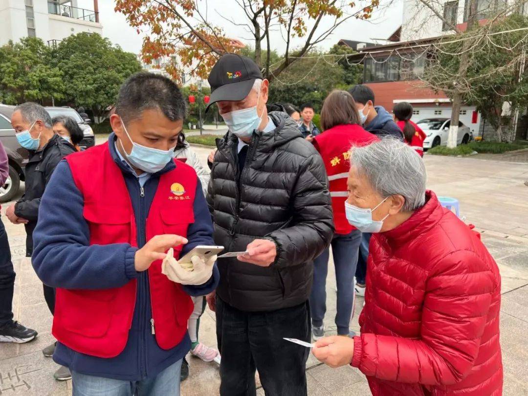 在擔任志願者期間,姚峻峰同志不但發揮志願者協助社區工作的作用,做完