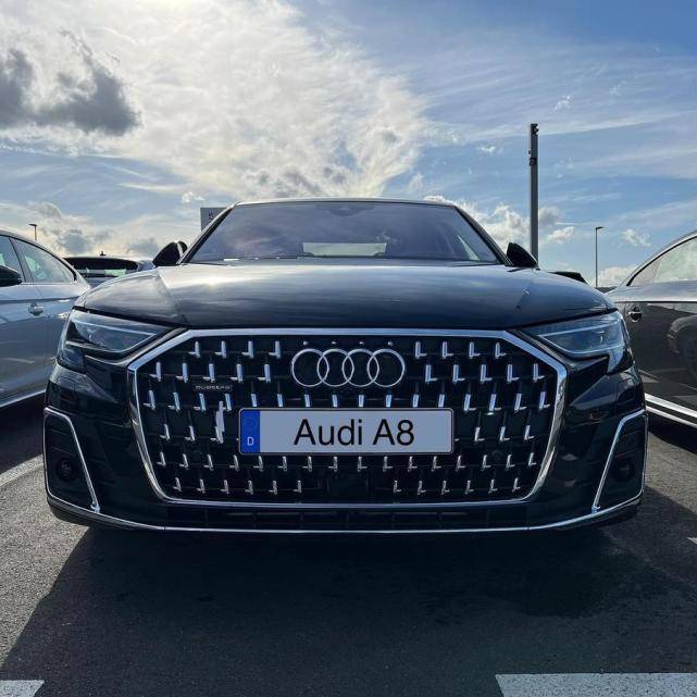 中网采用了镀铬的设计更加豪华范新款奥迪a8海外街拍