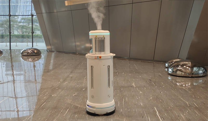 在机身顶部及躯干,智赛拉·智能消毒机器人拥有高喷雾量的干雾消毒
