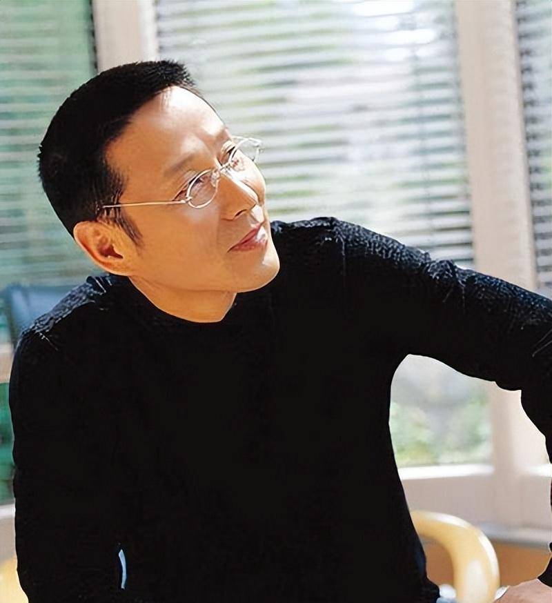 70岁三浦友和才是真男神，梳背头穿衬衫太儒雅，发福也难掩帅气感